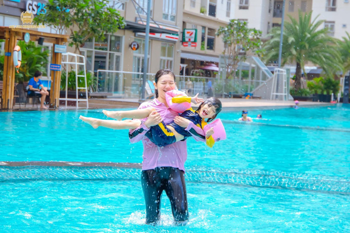 Ánh Viên hiện dạy bơi cho các em nhỏ tại hồ bơi này