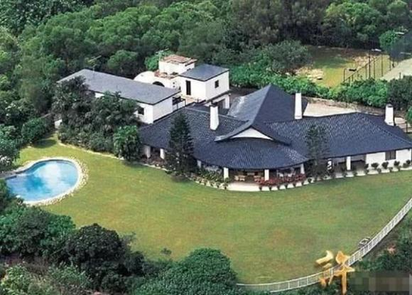 Khu biệt thự này trước đây thuộc về ba mẹ chồng Lý Gia Hân. Sau này, họ truyền lại Hứa Tấn Hanh. Nhìn kỹ, khu biệt thự có hồ bơi riêng, sân vườn rộng bao la và có hệ thống an ninh chặt chẽ.