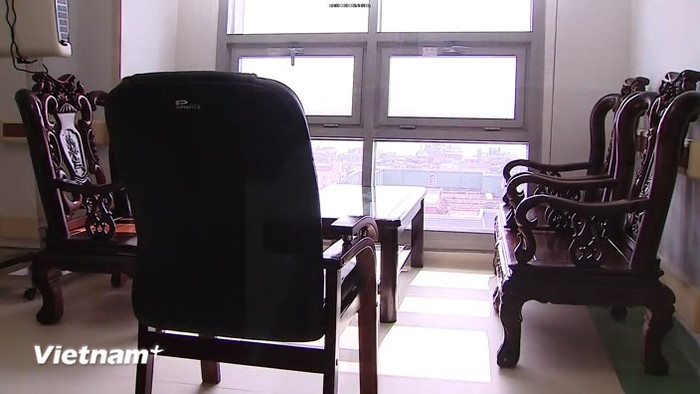 Phía ngoài căn phòng điều trị, bộ bàn ghế gỗ được sắp xếp ngay hành lang. (Ảnh: PV/Vietnam+)