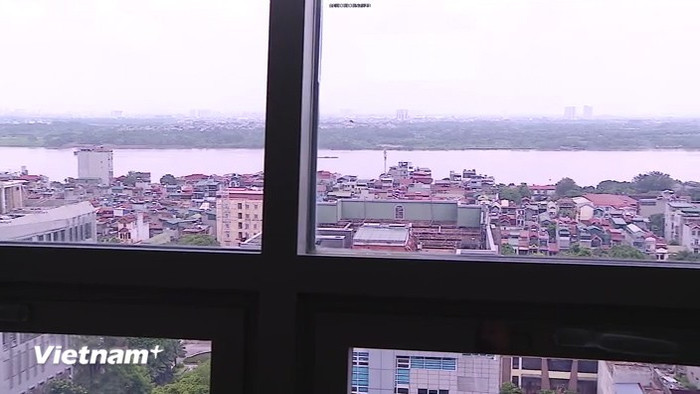 Tổng Bí Thư Nguyễn Phú Trọng hay ngồi ở bộ bàn ghế đặt ngoài hành lang, hướng ra sông Hồng. (Ảnh: PV/Vietnam+)