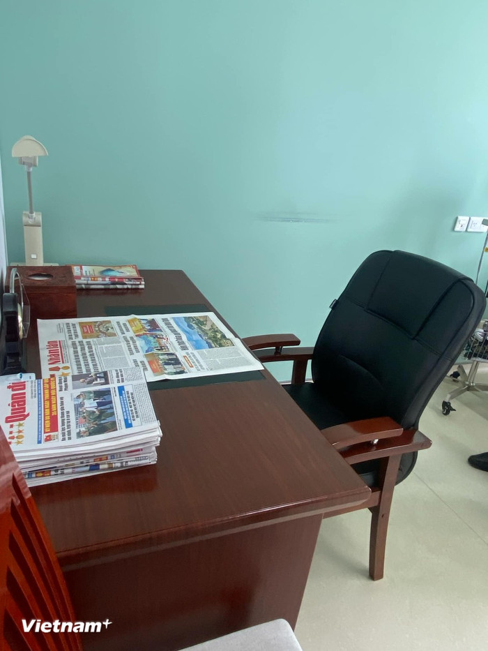 Trên chiếc bàn làm việc còn nguyên những tờ báo được xếp gọn gàng mỗi ngày của Tổng Bí thư. (Ảnh: PV/Vietnam+)