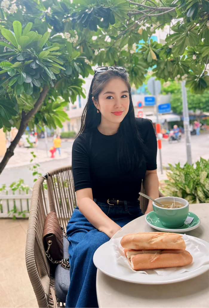 Lê Phương đăng tải hình ảnh xuống phố đi trà chiều. Nữ diễn viên nhận được nhiều lời khen ngợi với nhan sắc 'không tuổi'. 