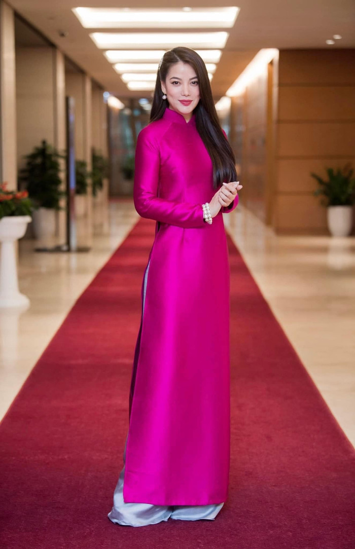 Trương Ngọc Ánh nền nã trong tà áo dài truyền thống của Việt Nam. Nữ nghệ sĩ còn khéo léo để tóc dài suôn mượt, trang điểm nhẹ nhàng tạo cảm giác thanh lịch. Ở độ tuổi 47, sắc vóc lẫn khí chất của Trương Ngọc Ánh ngày càng thăng hạng rõ rệt. Cô cũng là mỹ nhân Việt hiếm khi mắc lỗi về thời trang hay tạo hình.