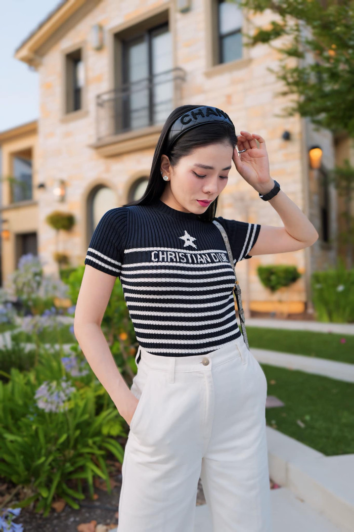 Trong loạt ảnh mới đăng tải, Lệ Quyên gây chú ý với nhan sắc trẻ trung dù đã ngót nghét độ tuổi 43. Giọng ca Giấc mơ có thật được công chúng ngợi khen khi sở hữu vóc dáng chuẩn chỉnh tựa 'đồng hồ cát'. Để tôn lên ưu điểm này, Lệ Quyên lựa chọn cách mẫu áo len ôm sát, để lộ vòng 1 đẫy đà. Nữ ca sĩ còn khéo léo đóng thùng áo, khoe vòng eo nhỏ gọn. Đặc biệt, điểm giúp Lệ Quyên sáng bừng trong khung hình chính là nước da trắng sáng, không có quá nhiều nếp nhăn do lão hoá.