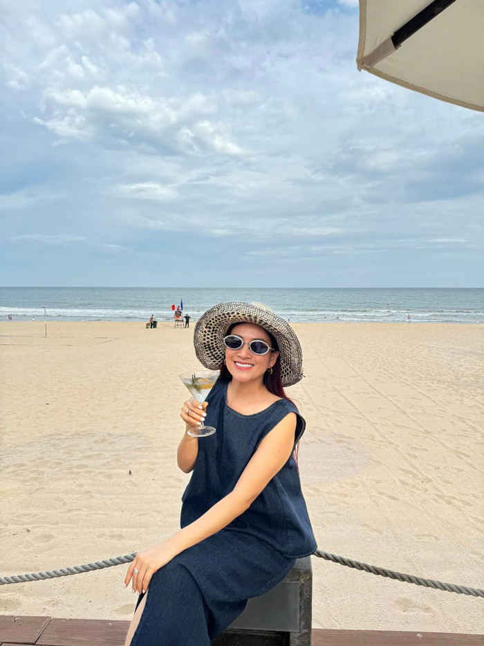 Anh Thơ - vợ Bình Minh khoe lại loạt ảnh cũ trong chuyến nghỉ dưỡng kỷ niệm 10 năm ngày cưới. So thời điểm này với hiện tại, cô không có quá nhiều sự khác biệt. Thậm chí, vợ Bình Minh còn được ngợi khen khi ngày càng nhuận sắc, phong thái tự tin, tươi tắn.