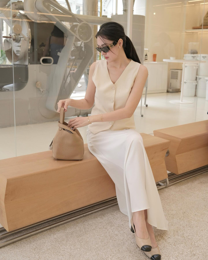 Á hậu Gen Z - Tường San vẫn không sa sút phong độ về nhan sắc dù đã kết hôn và hạ sinh con đầu lòng. Cô vẫn duy trì làn da trắng phát sáng cùng đường nét gương mặt mềm mại, thanh toát. Thời gian gần đây, Á hậu Tường San theo đuổi phong cách thanh lịch. Cô ưa chuộng những thiết kế váy áo đơn giản, không có nhiều hoạ tiết và theo những tông màu trung tính.