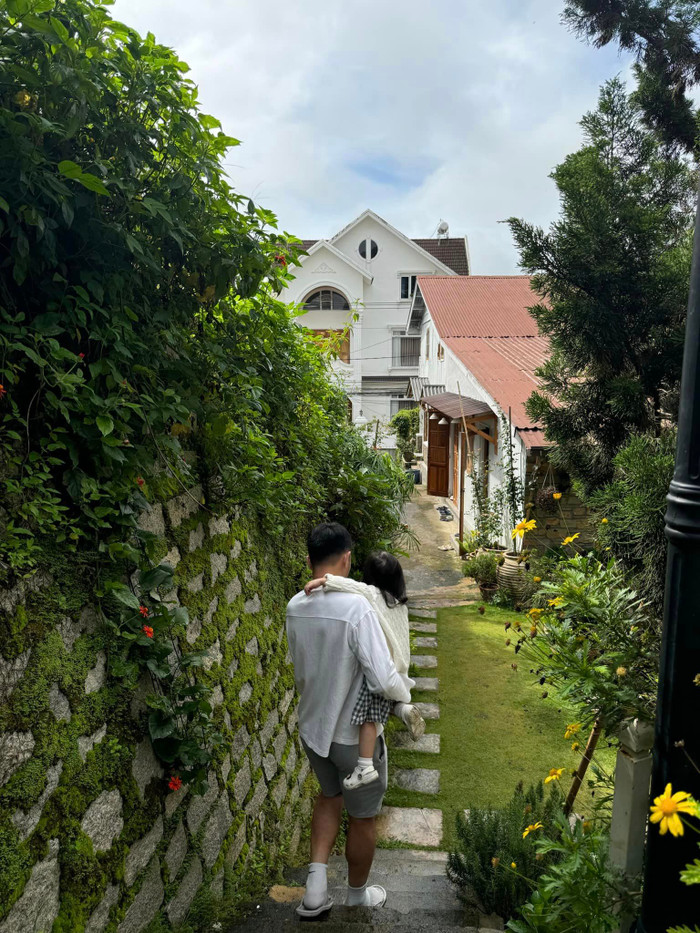 Lương Xuân Trường cùng khoảnh khắc bế con gái vào lòng. Ảnh FBNV