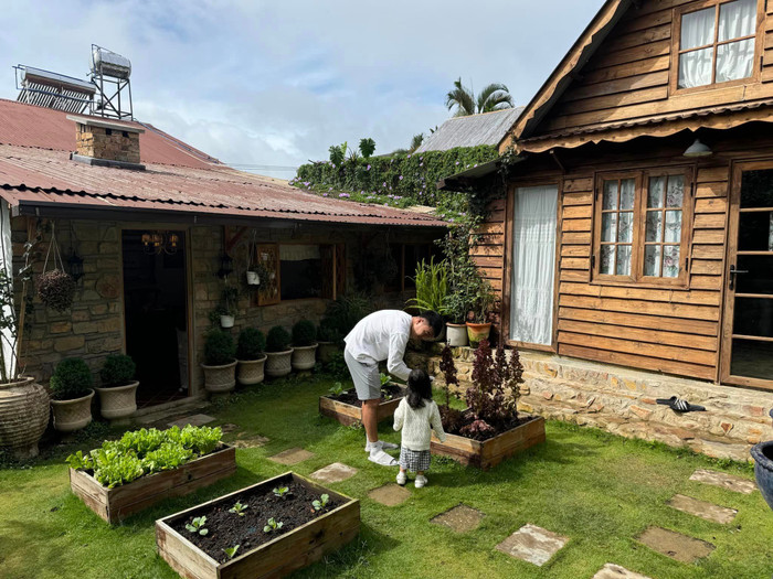 Cầu thủ Lương Xuân Trường khoe khoảnh khắc ngọt ngào cùng con gái cưng. Ảnh FBNV