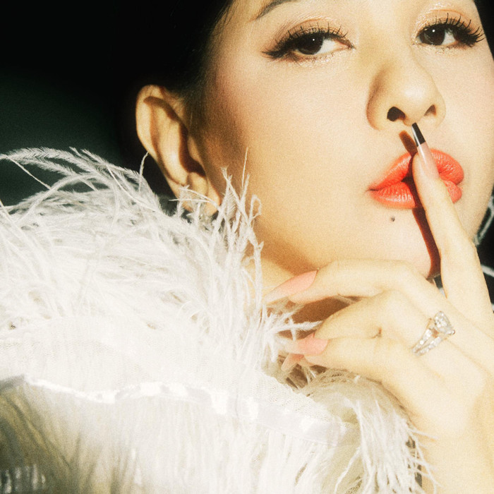 Nữ diễn viên cho biết cô gặp nhiều tin nhắn xin tiền.