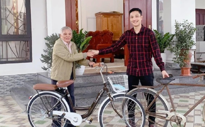 Cháu trai rủ ông nội 96 tuổi đi hái trái cây, bị ong vò vẽ đốt và cái kết bất ngờ Ảnh 2