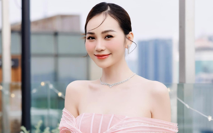 Á hậu Hoàng Kim Chi khéo khoe nhan sắc xinh đẹp, thần thái tươi tỉnh khi xuất hiện ở chốn đông người. Ảnh: FBNV