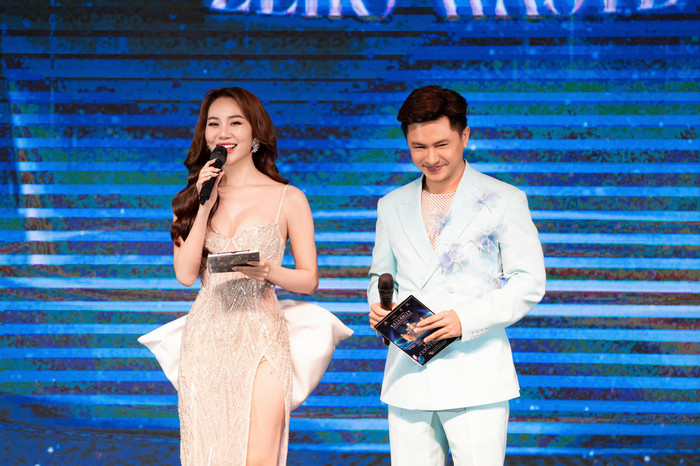 Á hậu Hoàng Kim Chi sẵn sàng chi tiền để học tập, phát triển bản thân. Cô thể hiện khả năng dẫn chương trình khéo léo trong một sự kiện diễn ra cách đây khoảng một tuần trước. Ảnh: FBNV