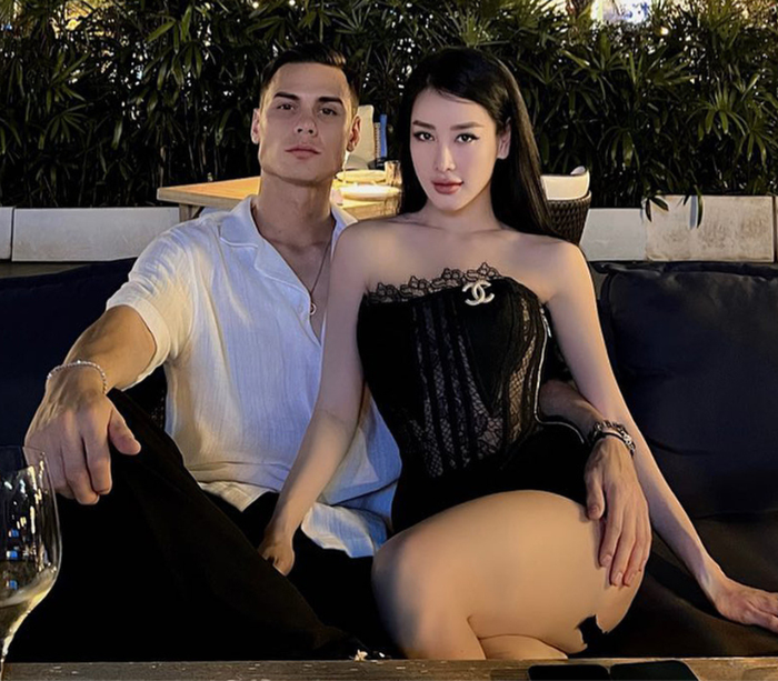 Ngoài danh xưng bạn thân Ngọc Trinh, Helen Thanh Thảo còn được biết đến là bạn gái của chàng trung vệ tuyển Việt Nam Adriano Schmidt. Tuy nhiên, hồi đầu tháng 3/2024, người đẹp này bỗng dưng xóa sạch hình ảnh cùng bạn trai lai Việt - Đức ngầm khẳng định đã 'đường ai nấy đi' với cầu thủ điển trai.