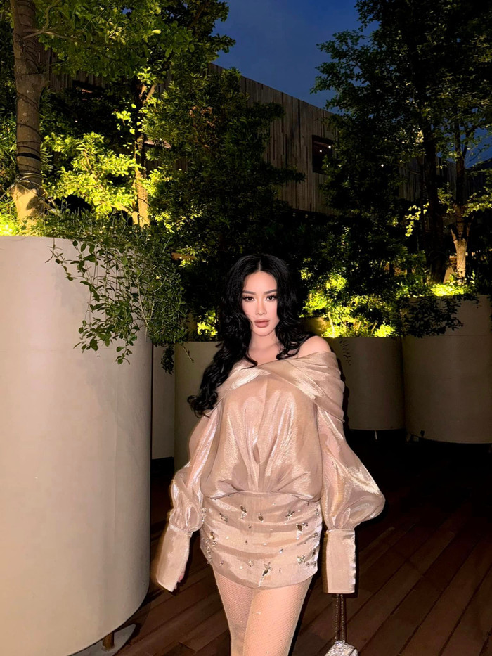 Ở những tấm ảnh chụp cận, Helen gây ấn tượng với gương mặt Vline đầy sức hút. Bờ môi dày gợi cảm của cô cũng giúp ngũ quan của bạn thân Ngọc Trinh trông rất Tây.