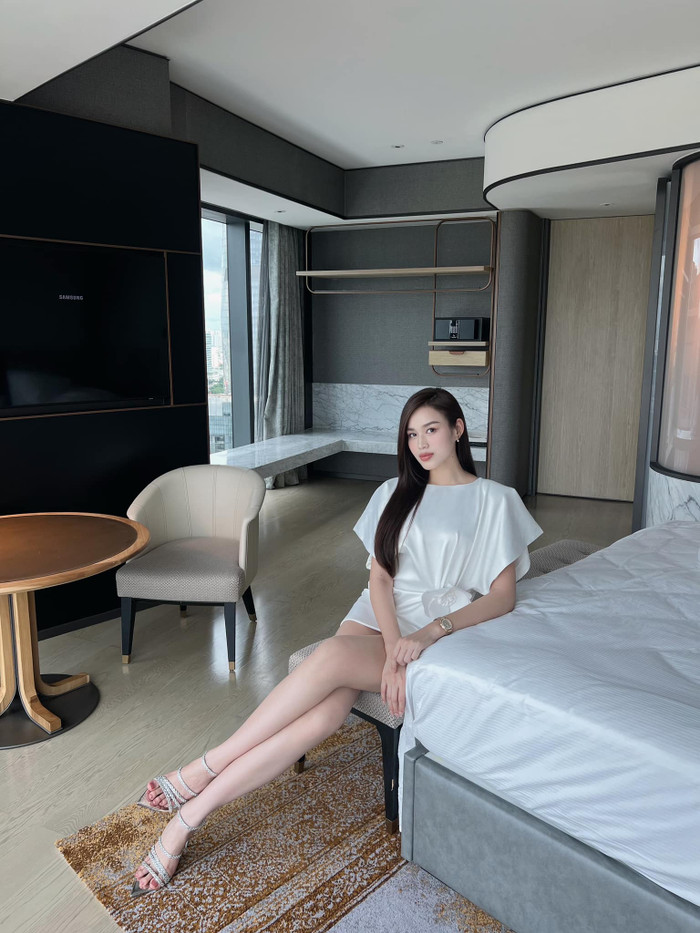 Đỗ Thị Hà không ngần ngại diện loạt váy ngắn cũn, khoe chân dài.