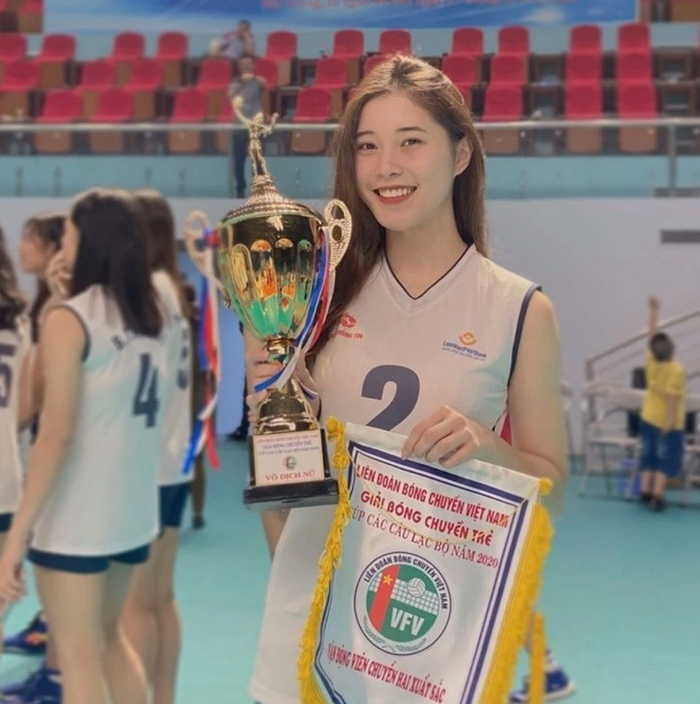 Đặng Thu Huyền - nữ VĐV bóng chuyền gây chú ý với nhan sắc xinh đẹp, thu hút.