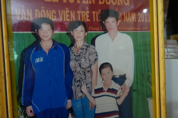 Bức hình gia đình Ánh Viên treo trong phòng khách