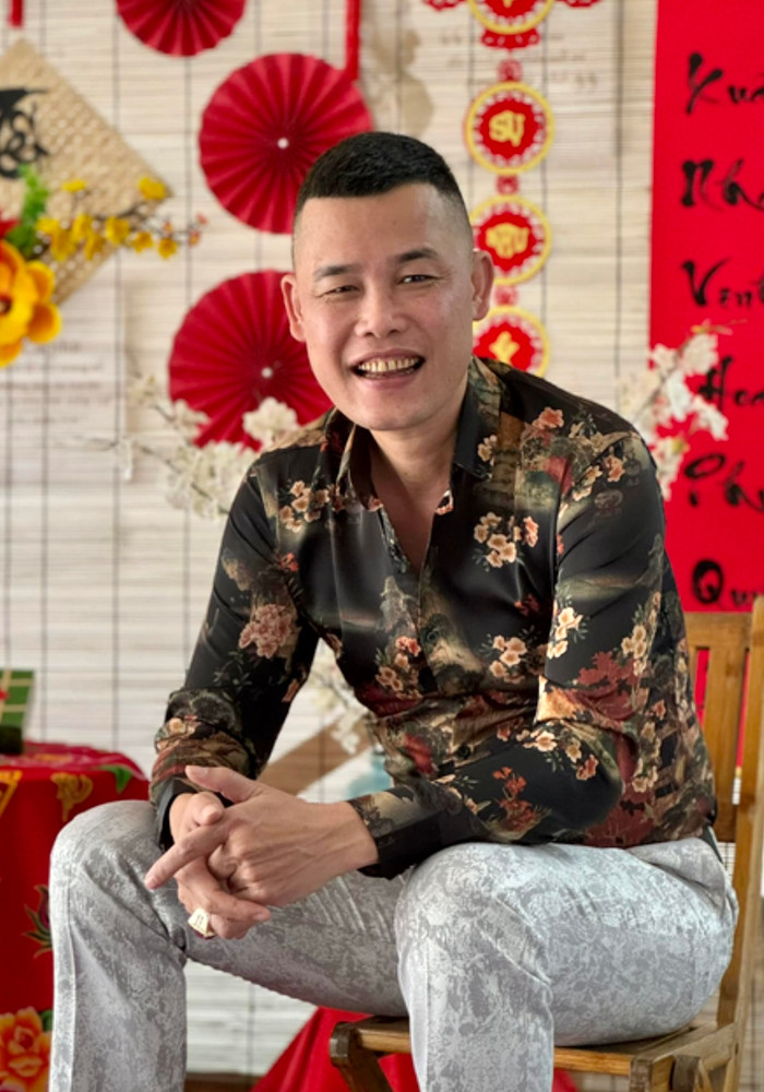 Cuộc sống hiện tại của nghệ sĩ Hiệp Gà sau 3 đời vợ: Sống độc thân vui vẻ, lên chức ông ngoại ở tuổi 47 Ảnh 1