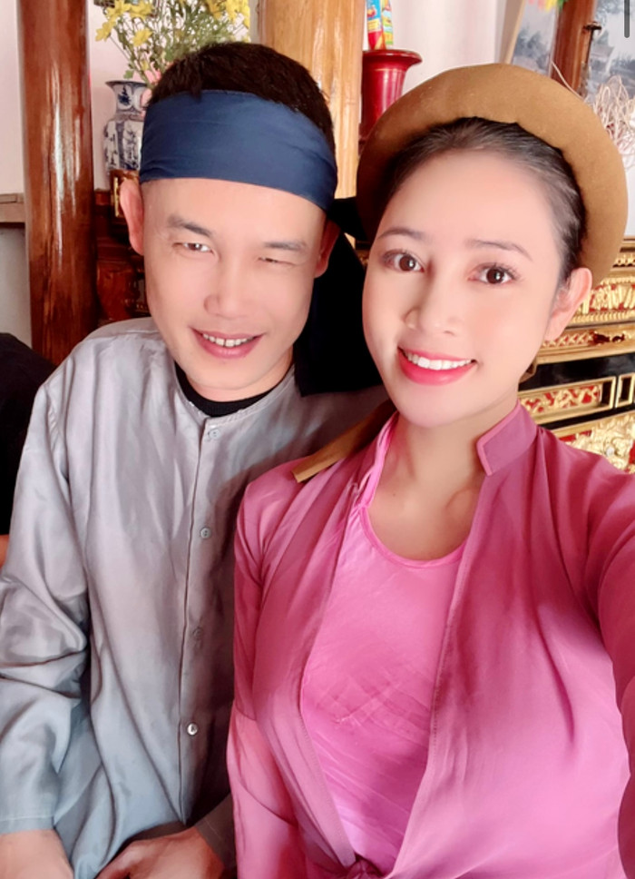 Hiệp Gà và đồng nghiệp trên phim trường.