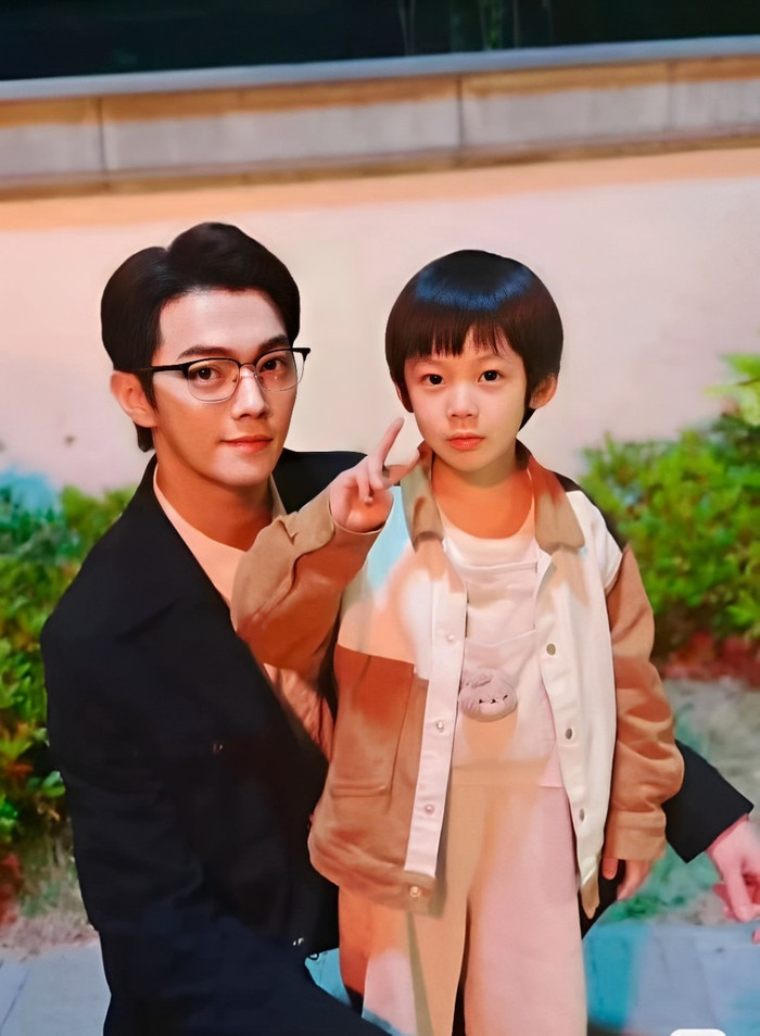 Hứa Khải chụp ảnh cùng 'các con' tại hậu trường phim mới cùng Đàm Tùng Vận.