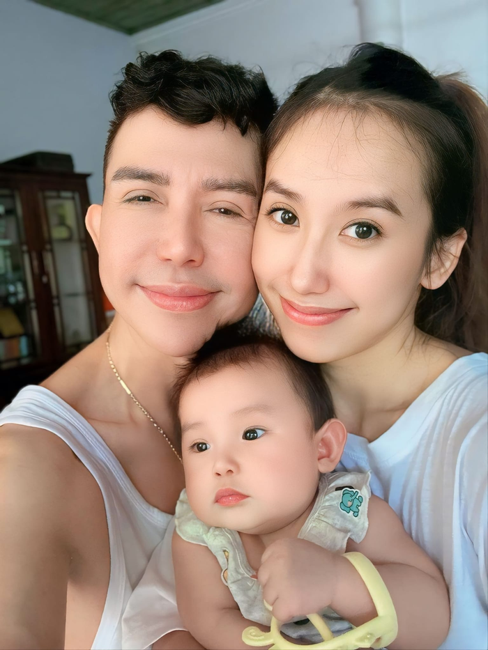 Long Nhật thường xuyên chia sẻ những hình ảnh bên cháu ngoại từ ngày lên chức.