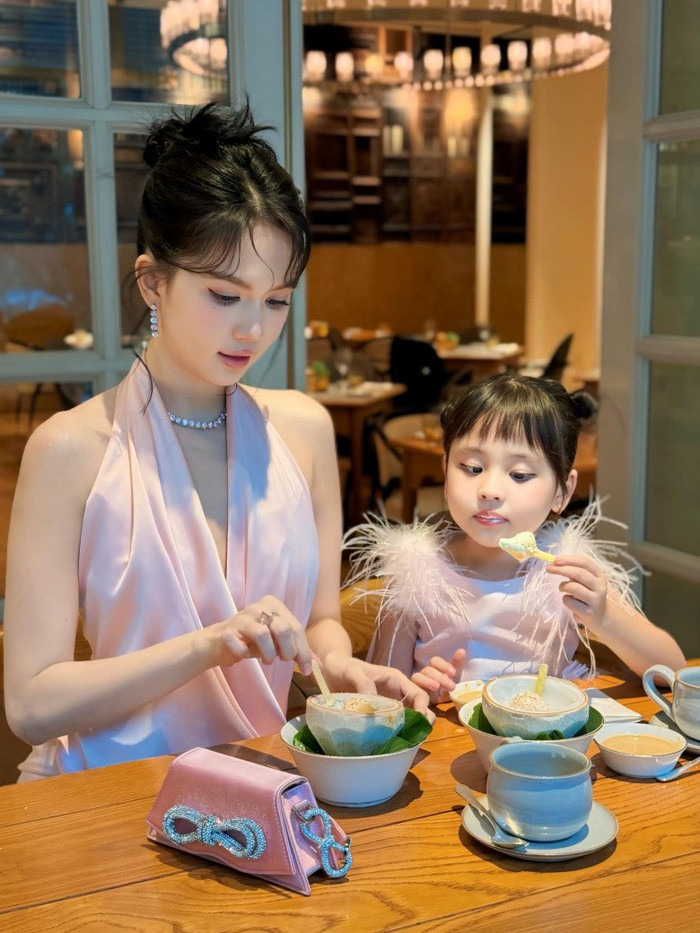 Hiện tại, Ngọc Trinh đang nuôi dạy bé He và xem như con ruột.