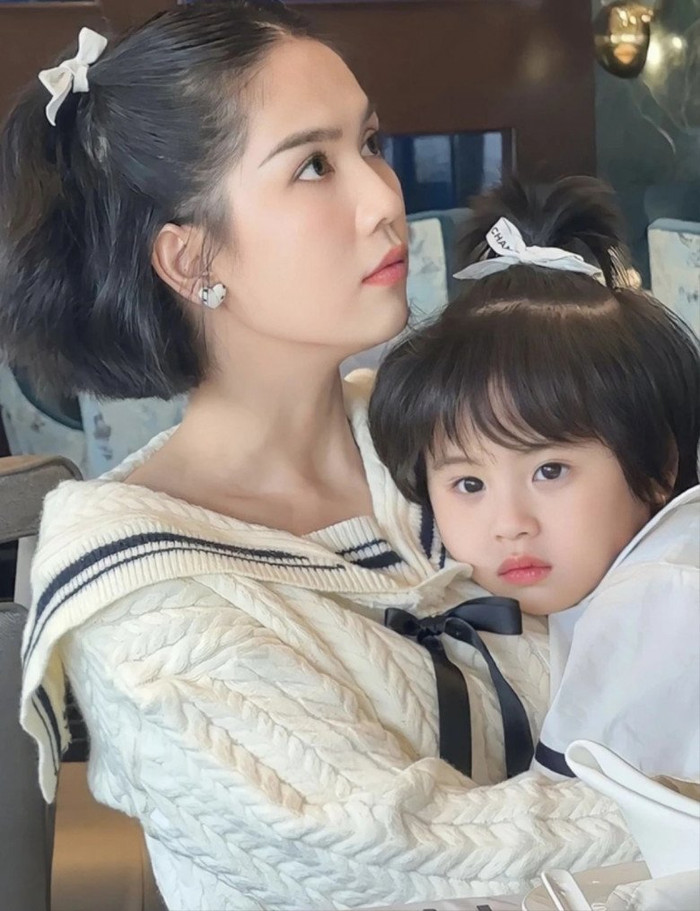 Nhiều người nhận xét bé He 'sao y bản chính' với Ngọc Trinh vì đường nét gương mặt quá giống nhau.