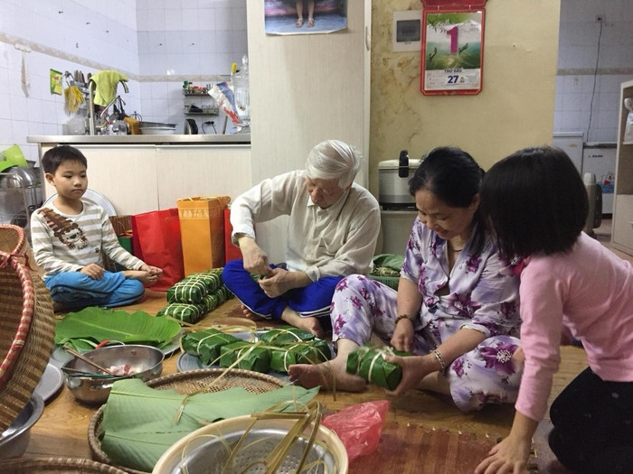 Tổng Bí thư Nguyễn Phú Trọng gói bánh chưng tại nhà riêng, Tết Nguyên đán 2019 (Ảnh: Văn phòng Tổng Bí thư). 