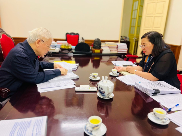 Tổng Bí thư Nguyễn Phú Trọng và bà Phạm Thị Thinh trong một buổi trao đổi về bản thảo (Ảnh: Nhân vật cung cấp). 