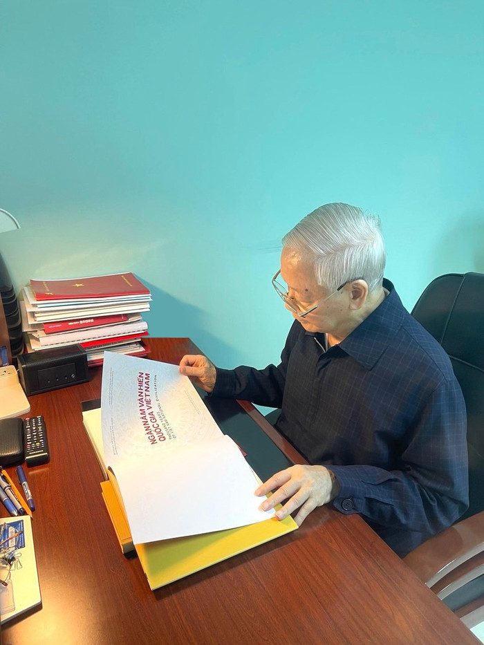 Tổng Bí thư Nguyễn Phú Trọng đọc cuốn sách 'Ngàn năm văn hiến quốc gia Việt Nam' mới xuất bản của Nhà xuất bản Chính trị quốc gia Sự thật, tháng 5/2024 (Ảnh: Văn phòng Tổng Bí thư). 