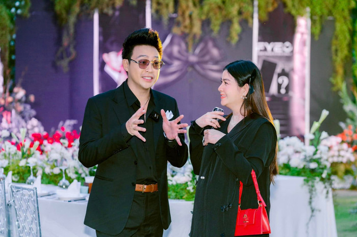 Kha Ly được Thanh Duy 'tháp tùng', yêu chiều mỗi khi đi ra ngoài. Ảnh: FBNV