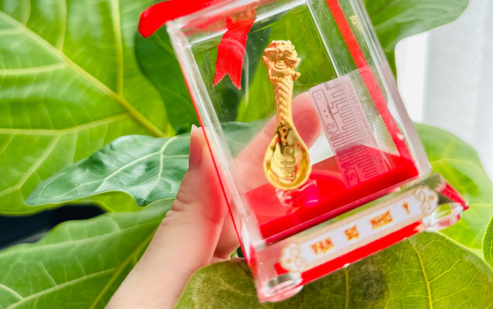 Kha Ly xúc động, thể hiện sự trân trọng với từng món quà nhận được sau khi sinh con gái. Ảnh: FBNV