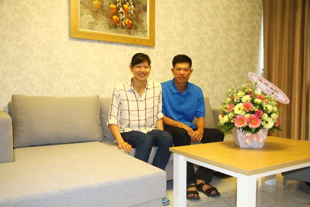 Ánh Viên và bố ngồi trong phòng khách của căn hộ