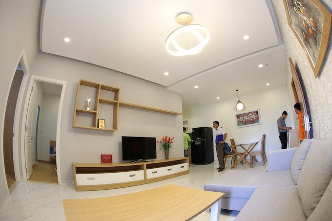 Phòng khách rộng rãi với đủ các thiết bị (Ảnh Đông Huyền).