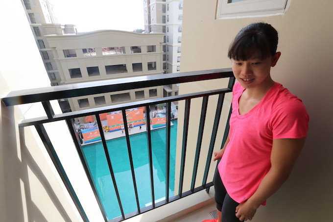 Căn hộ nằm ở tầng 8, có thể nhìn xuống hồ bơi mang tên cô