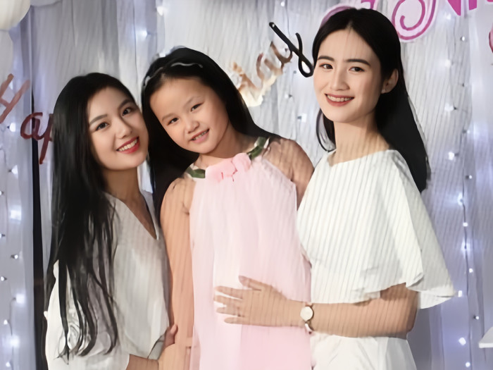 Xem lại loạt ảnh thời bé, có thể thấy ba chị em Ý Nhi vô cùng thân thiết.