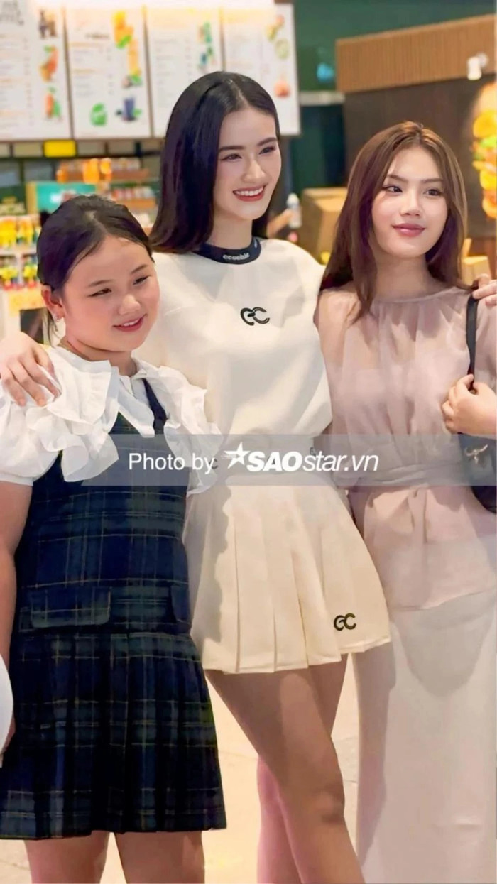 Lần gần nhất Ý Như và Ý Nhã xuất hiện trước ống kính truyền thông chính là ngày chị cả về nước sau hơn nửa năm sang Úc du học. 