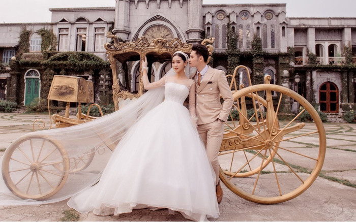 Rộ ảnh 'tình trẻ' kém 17 tuổi của Việt Anh diện váy cưới với một nam vương cách đây 4 năm Ảnh 2