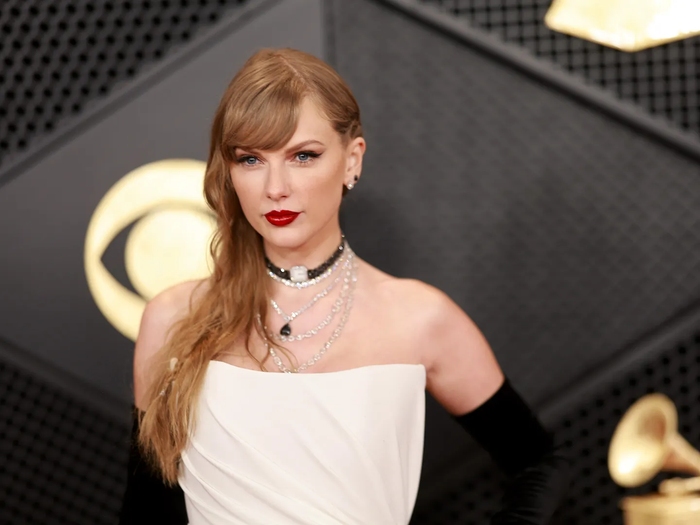 Taylor Swift tiêu thụ hơn 1 triệu đĩa vật lý, dân mạng gọi tên Billie Eilish Ảnh 2
