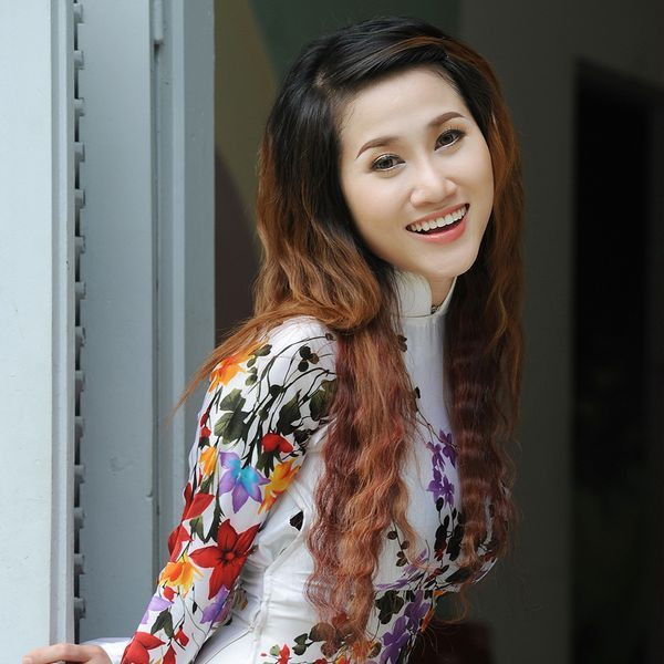 Nữ ca sĩ từng nổi tiếng khắp miền Tây một thời, nay dẫn con nhỏ đi hát hội chợ kiếm tiền Ảnh 1