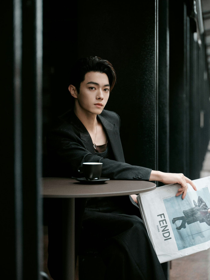 Cùng công ty, Hứa Khải hay Tống Uy Long phát triển tốt hơn? Ảnh 2