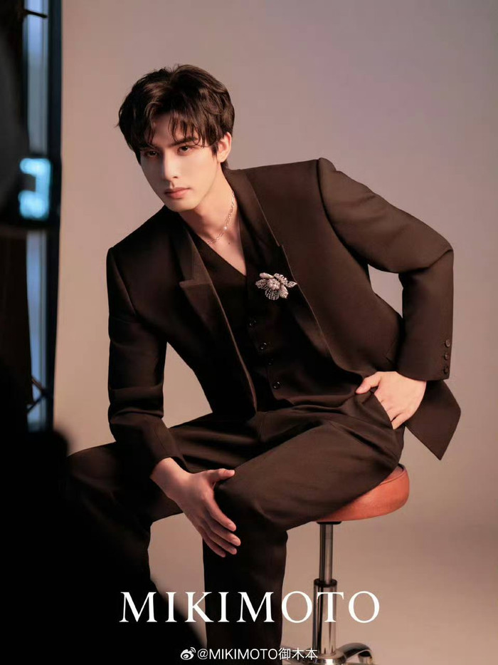 Cùng công ty, Hứa Khải hay Tống Uy Long phát triển tốt hơn? Ảnh 3