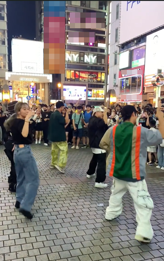 Hit của Sơn Tùng được trình diễn tại nước ngoài, người dân đứng kín đường để xem Ảnh 1