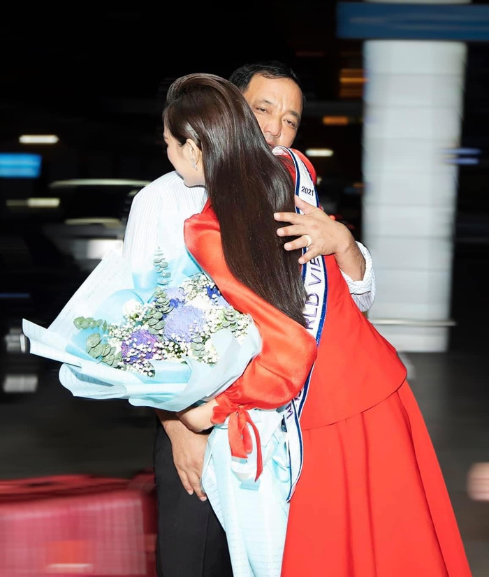 Việc con gái trở thành người nổi tiếng khiến ông Đỗ Văn Tào chưa quen. Ông theo dõi sát sao những hoạt động của Đỗ Thị Hà, chứng kiến việc con gái gặp những bình luận tiêu cực. Khi đọc những lời chê bai, bố ruột Đỗ Thị Hà phải mất ngủ. Trong lần đưa tiễn con sang Puerto Rico thi Miss World lẫn khi con 'final walk' kết thúc nhiệm kỳ, ông còn không giấu được sự xúc động và đã bật khóc. Chi tiết này phần nào chứng minh tình yêu thương vô bờ của bố ruột Đỗ Thị Hà dành cho con gái.