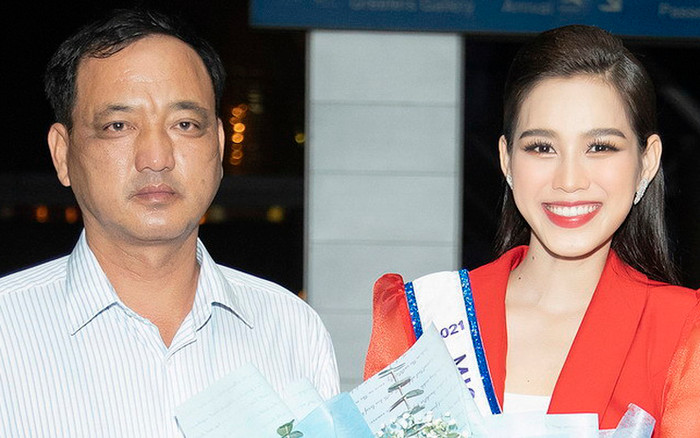 Bố ruột Đỗ Thị Hà chưa có cơ hội tiếp xúc nhiều với showbiz nên khi nghe tin con gái đăng quang hoa hậu, ông cũng khá choáng ngợp. Tuy nhiên, ông vẫn dành nhiều lời dặn dò, trở thành người bạn đồng hành cùng con gái trong suốt 2 năm nhiệm kỳ.