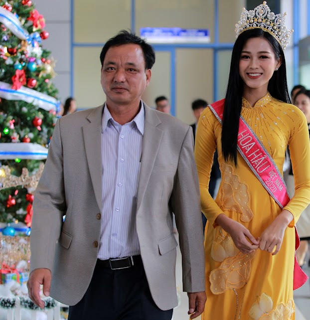 Không ngại quãng đường xa xôi, bố ruột Đỗ Thị Hà nhiều lần bay từ Thanh Hoá vào TP.HCM để tham gia cùng con gái trong những sự kiện quan trọng.