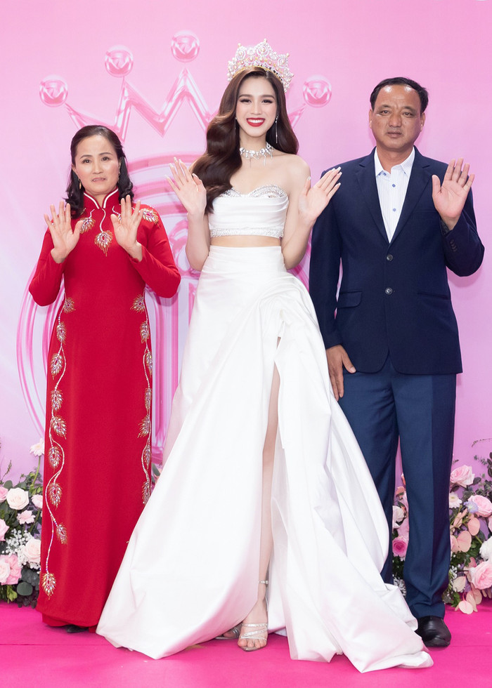 Ông Đỗ Văn Tào và con gái Đỗ Thị Hà mang đường nét gương mặt khá giống nhau. Không những vậy, cựu Hoa hậu Việt Nam còn thừa hưởng chiều cao vượt trội từ bố.