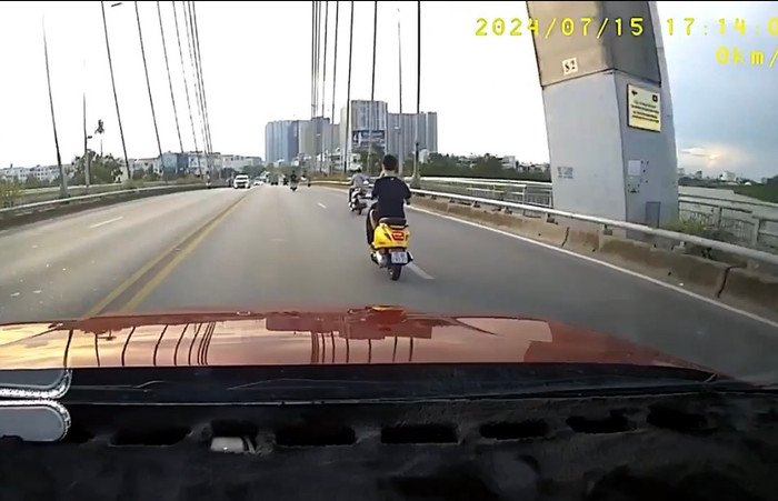 Nam thanh niên không đội mũ bảo hiểm, lạng lách đánh võng trên đường.