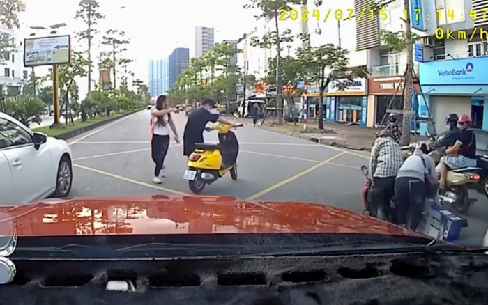 Thanh niên đánh võng gây tai nạn rồi bỏ chạy, hành động của người phụ nữ khiến dân tình khen ngợi Ảnh 2