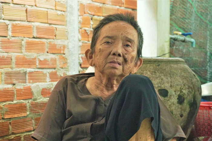 Chị gái của bà Ba.